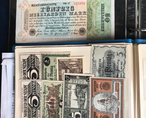 まとめてあるマルク紙幣