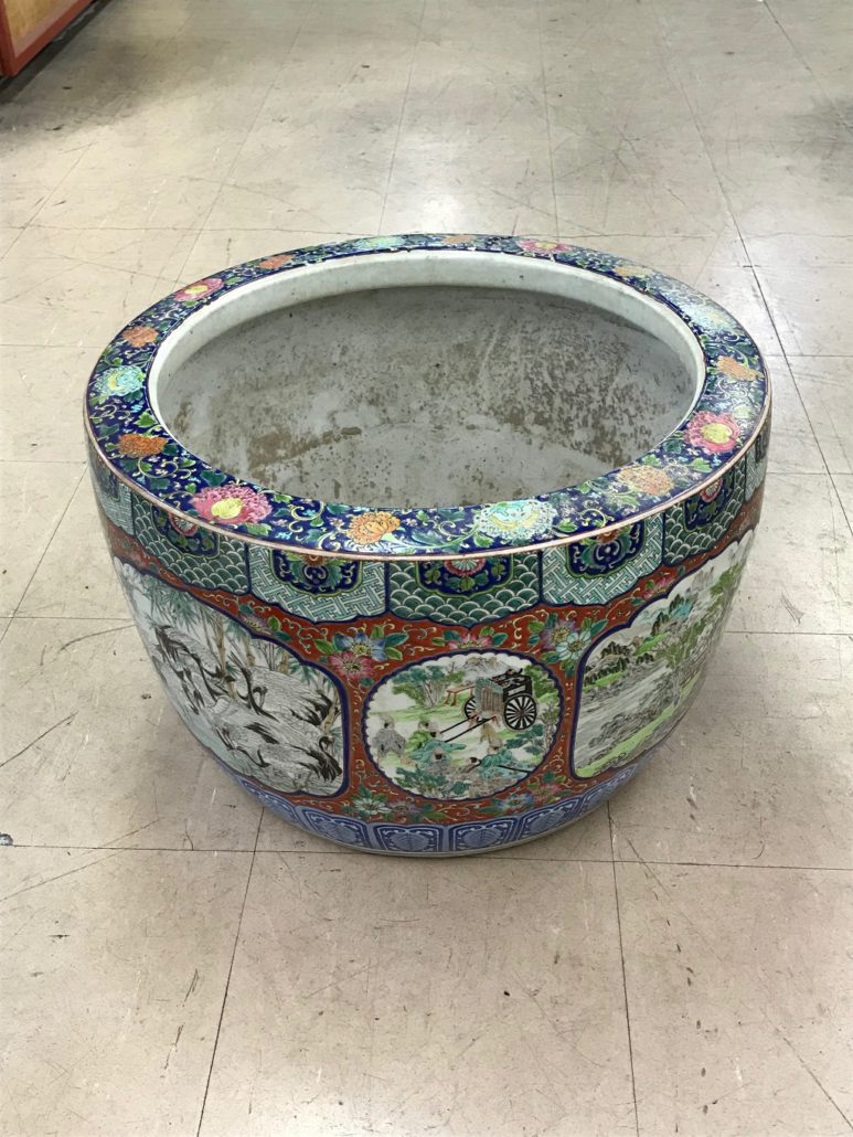 古い伊万里焼の火鉢