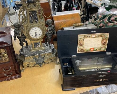 リュージュ社製オルゴールの内部構造とシリンダー部分のアップ写真