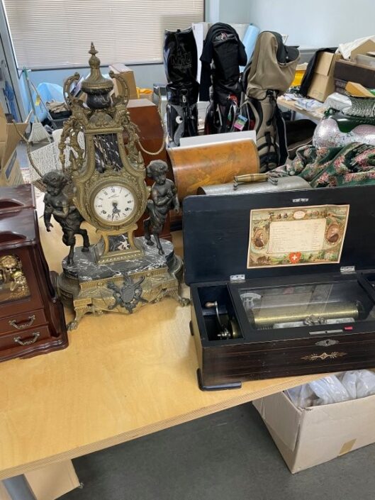 リュージュ社製オルゴールの内部構造とシリンダー部分のアップ写真