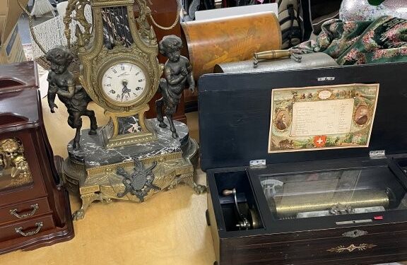 リュージュ社製オルゴールの内部構造とシリンダー部分のアップ写真