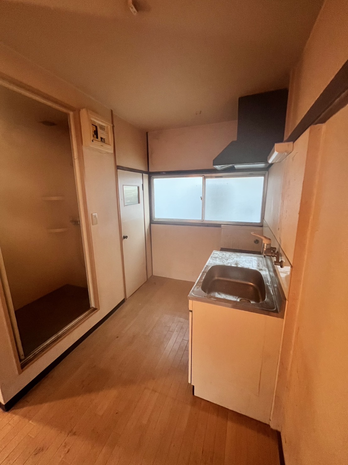 東京都練馬区石神井の売却前戸建てにおけるゴミ屋敷片付け後のキッチン写真