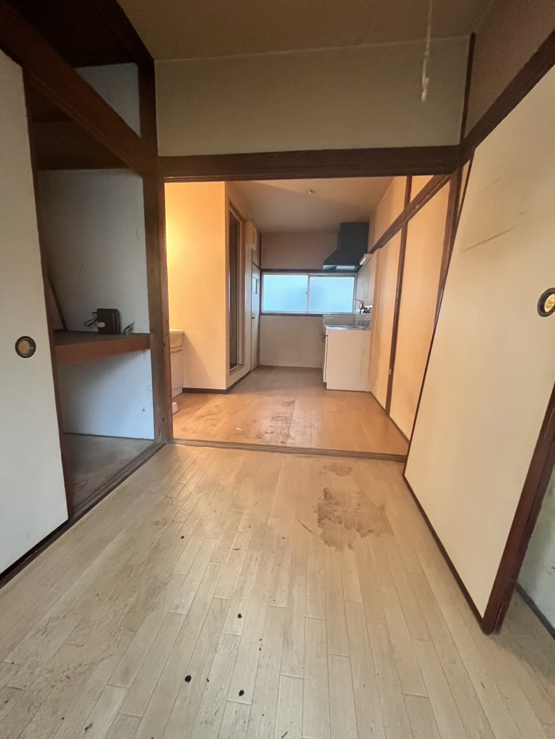 東京都練馬区石神井で実施した残置物撤去後の室内とキッチンの全景写真