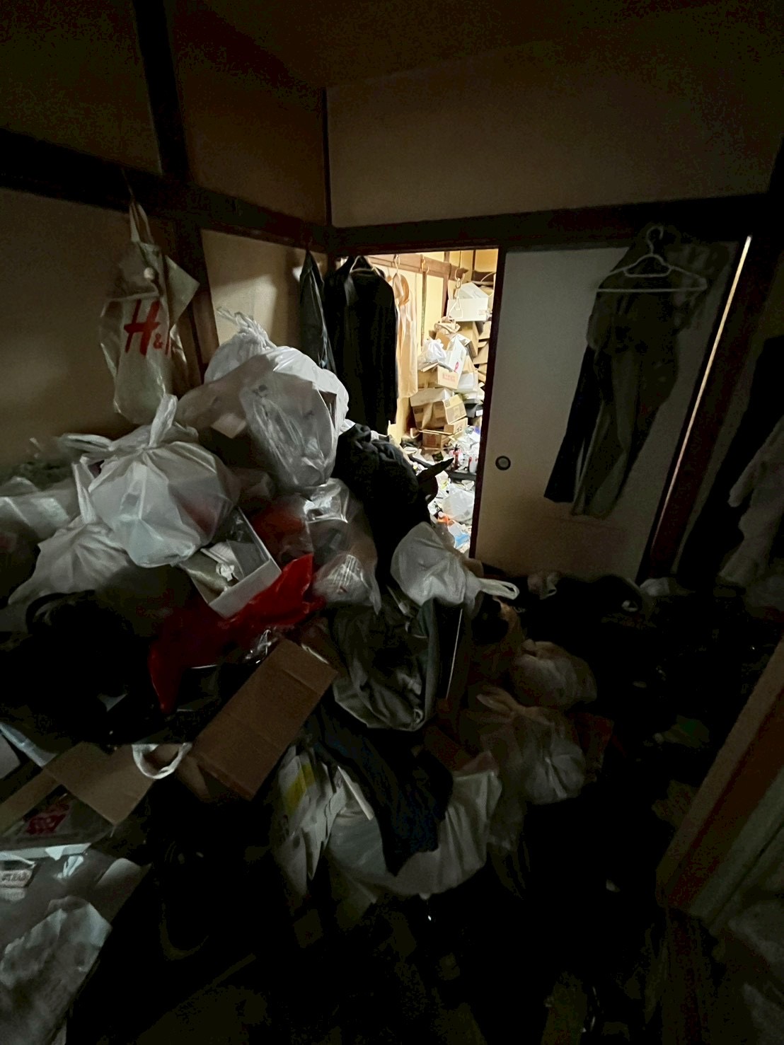 東京都練馬区石神井のゴミ屋敷状態の室内で袋や衣類が散乱した片付け前写真