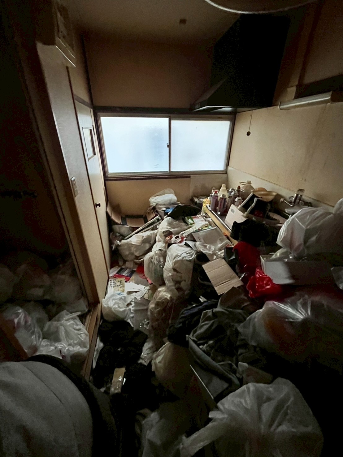 東京都練馬区石神井のゴミ屋敷片付け前に生活ゴミが堆積したキッチンの様子