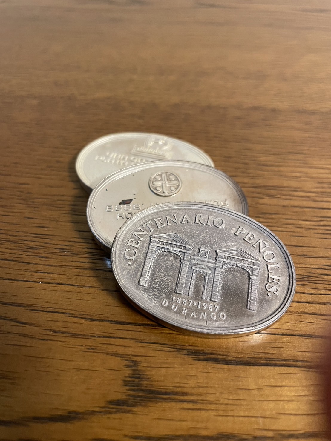 東京都練馬区石神井の解体前整理で見つかった記念メダルと海外コインの査定写真