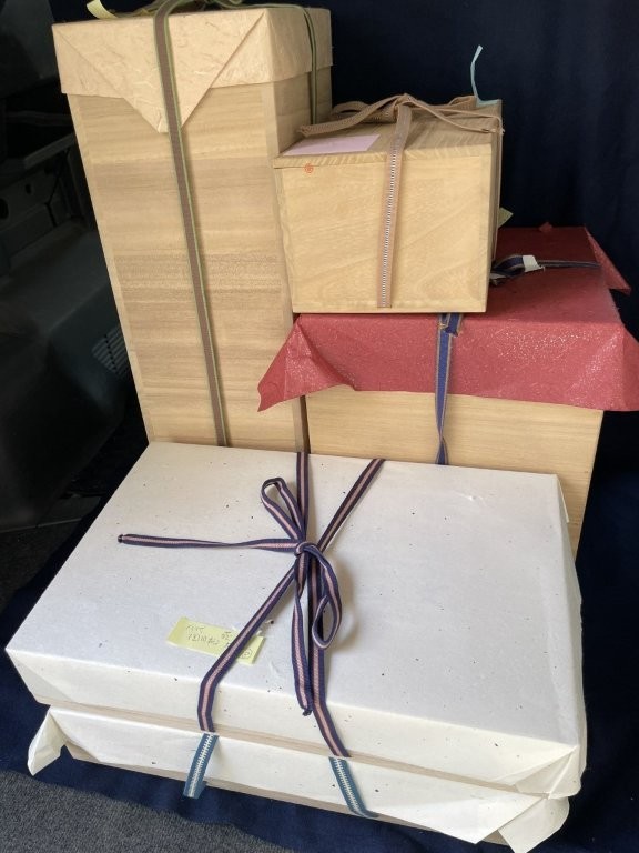 東京都港区南青山で買取対象となった有田焼や備前焼などの箱入り陶磁器