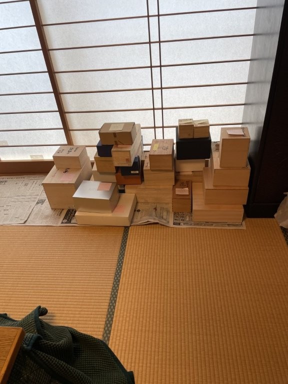 東京都港区南青山のマンションで箱に入った陶磁器や贈答品が積まれた買取前の状態