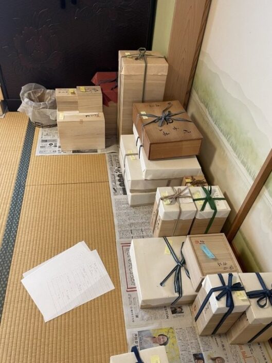 東京都港区南青山で和室に並べられた箱入り陶磁器と贈答品の整理状況